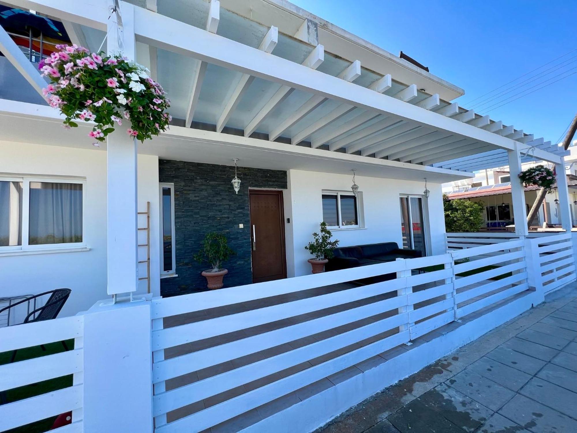 Fat Cow Apartments Larnaca Extérieur photo